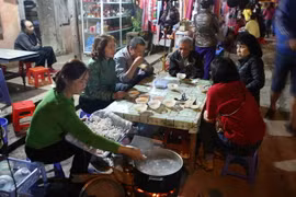 Du khách thưởng thức ẩm thực đêm tại chợ Đồng Văn. (Ảnh: Minh Quyết/TTXVN)
