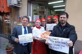 McDonald's chê pizza Napoli, Quốc hội Italy "sôi sùng sục"