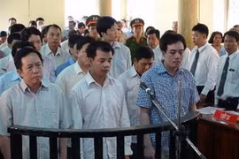Các bị cáo trước vành móng ngựa. (Ảnh: Vương Thoại Trung/TTXVN)