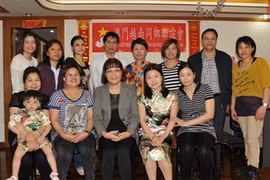Tổng lãnh sự Nguyễn Thị Nhã chụp ảnh cùng hội viên của Hội Liên hiệp Hữu nghị Đồng hương Việt Nam tại Macau. (Ảnh: Hà Ngọc/Vietnam+)