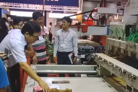 Khách tham quan tại một gian hàng. (Ảnh: Trần Tình/Vietnam+)