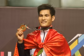 Nguyễn Duy Tuyến nhận huy chương vàng môn Pencak silat. (Ảnh: Quốc Khánh/TTXVN)