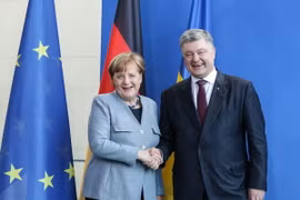 Tổng thống Ukraine Petro Poroshenko và Thủ tướng Đức Merkel. (Nguồn: THX/TTXVN)