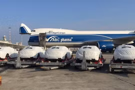 Những chiếc xe hạng sang được chuyển đến Papua New Guinea để phục vụ APEC 2018. (Nguồn: Guardian)