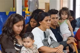 Người nhập cư chờ được hỗ trợ tại một trung tâm nhân đạo ở thị trấn McAllen, bang Texas, Mỹ. (Ảnh: AFP/TTXVN)