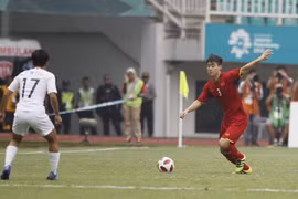 Duy Mạnh đối đầu cầu thủ Olympic Hàn Quốc. (Ảnh: Hoàng Linh/TTXVN)