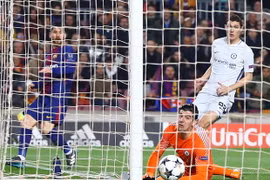 Messi xỏ háng Courtois đến 2 lần. (Nguồn: DM)