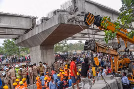 Hiện trường vụ sập cầu vượt ở Ấn Độ. (Nguồn: zeenews.india)