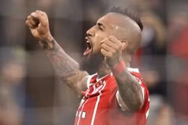 Vidal mở đầu cho chiến thắng của Bayern.