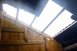 Nhà dân thuộc thôn Sín Chải, xã Tả Giàng Phìn bị tốc mái do dông lốc. (Ảnh: Quốc Khánh/TTXVN)