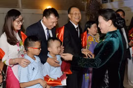 Cán bộ, nhân viên Đại sứ quán Việt Nam ở Qatar đón Chủ tịch Quốc hội Nguyễn Thị Kim Ngân. (Ảnh: Trọng Đức/TTXVN)