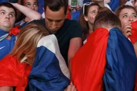 Nỗi buồn của cổ động viên Pháp sau trận chung kết EURO 2016. (Nguồn: Reuters)