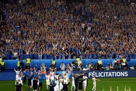 Cầu thủ và cổ động viên Iceland chia tay EURO 2016. (Nguồn: UEFA)