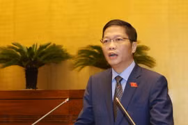 Thừa ủy quyền của Thủ tướng Chính phủ, Bộ trưởng Bộ Công thương Trần Tuấn Anh trình bày Tờ trình dự án Luật quản lý ngoại thương. (Ảnh: Trọng Đức/TTXVN)