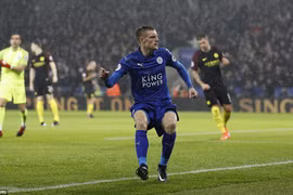 Vardy làm khổ hàng thủ Man City. (Nguồn: Reuters)