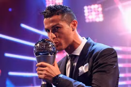 Ronaldo trên bục vinh danh. (Nguồn: Getty Images)