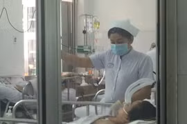 Một trường hợp bệnh nhân nhiễm cúm A/H1N1 trong tình trạng nguy kịch được điều trị. (Ảnh: Đinh Hằng/TTXVN)