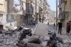 Cảnh đổ nát ở Aleppo sau một vụ nã rocket. (Nguồn: Reuters)