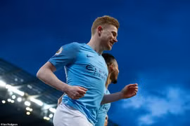 Kevin De Bruyne lập công giúp Man city trở lại ngôi đầu.