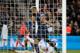 Eric Choupo-Moting bỏ lỡ khó tin ngay trên vạch vôi.