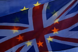 Cờ Anh (phía trước) và cờ EU tại thủ đô London, Anh, ngày 15/1. (Ảnh: THX/TTXVN) 