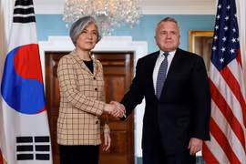 Thứ trưởng Ngoại giao Mỹ John Sullivan (phải) và Ngoại trưởng Hàn Quốc Kang Kyung-wha trong cuộc gặp tại Washington DC., ngày 16/3. (Nguồn: THX/TTXVN)