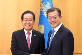 Tổng thống Moon Jae-in và ông Hong Joon-pyo. (Nguồn: koreatimes.co.kr)