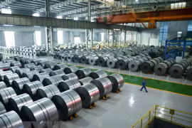 Kho hàng thép cuộn tại nhà máy thép Han ở Handan, tỉnh Hà Bắc, Trung Quốc. (Nguồn: AFP/TTXVN)