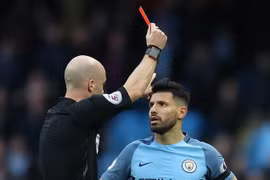 Aguero lĩnh thẻ đỏ sau pha phạm lỗi với Luiz. (Nguồn: Daily Mail)