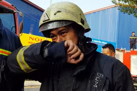 Trung sỹ Lê Trường Sơn, lính trinh sát thuộc Phòng Cảnh sát Phòng cháy chữa cháy Quận 8, tham gia cứu nhiều người trong vụ cháy sáng 23/3 tại chung cư Carina. (Ảnh: Mạnh Linh/TTXVN)