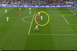 Ronaldo đứng dưới cầu thủ Bayern trong tình huống gỡ hòa 2-2 cho Real. (Nguồn: Daily Mail)