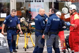 Cảnh sát tuần điều tra tại hiện trường vụ tấn công ở Turku ngày 18/8. (Nguồn: AFP/TTXVN)