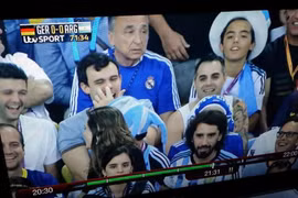 Cổ động viên Argentina cố tình ăn gỉ mũi trêu Joachim Loew