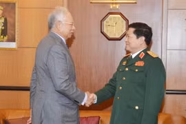 Bộ trưởng Bộ Quốc phòng Ngô Xuân Lịch chào xã giao Thủ tướng Malaysia Najib Razak. (Ảnh: Hoàng Nhương/TTXVN)