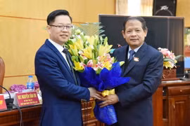 Chủ tịch Ủy ban Nhân dân tỉnh Bắc Kạn Lý Thái Hải chúc mừng đồng chí Đinh Quang Tuyên. (baobackan.org.vn)
