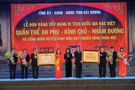 Lãnh đạo tỉnh Hải Dương, huyện Kinh Môn đón nhận bằng xếp hạng di tích quốc gia đặc biệt An Phụ-Kính Chủ-Nhẫm Dương và bằng công nhận huyện Kinh Môn đạt chuẩn nông thôn mới. (Ảnh: Mạnh Minh/TTXVN)