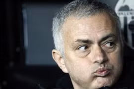 Jose Mourinho nhận gần 50 triệu bảng khi bi Chelsea và Manchester United sa thải. (Nguồn: AP)