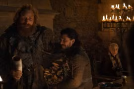 Cốc càphê trên được đặt trước mặt nhân vật Daenerys Targaryen. (Nguồn: HBO)