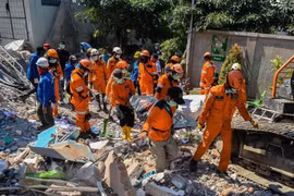 Tìm kiếm nạn nhân dưới những đống đổ nát sau trận động đất ở Palu, tỉnh Trung Sulawesi ngày 1/10 vừa qua. (Ảnh: THX/TTXVN)