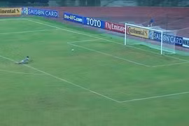 Jang Paek-ho trượt ngã khi chạy về cứu thua. (Ảnh chụp từ clip)