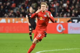 Emil Forsberg giúp RB Leipzig leo lên ngôi đầu Bundesliga. (Nguồn: n-tv.de)