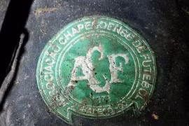 Chiếc áo có có logo Chapecoense được tìm thấy trong chuyến bay xấu số.