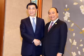 Thủ tướng Nguyễn Xuân Phúc hội kiến Ủy viên Thường vụ Bộ Chính trị Đảng Cộng sản Trung Quốc Vương Hỗ Ninh. (Ảnh: Thống Nhất/TTXVN)