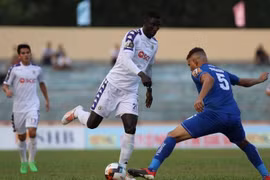 Hà Nội FC (áo trắng) chia điểm trước Quảng Nam. (Ảnh: Zing)