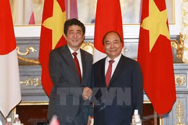 Thủ tướng Nguyễn Xuân Phúc và Thủ tướng Nhật Bản Shinzo Abe tại buổi họp báo. (Ảnh: Thống Nhất/TTXVN)