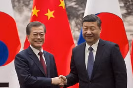 Tổng thống Hàn Quốc Moon Jae-in và Chủ tịch Trung Quốc Tập Cận Bình. (Nguồn: AP)