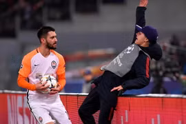 Tiền đạo Shakhtar có hành động phản cảm với người nhặt bóng