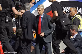 Wenger khá lạnh nhạt khi bắt tay Mourinho. (Nguồn: AFP/Getty Images)