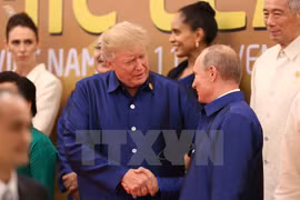 Tổng thống Nga Vladimir Putin (phải) và người đồng cấp Mỹ Donald Trump. (Nguồn: TTXVN)