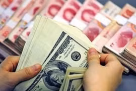 Dự báo đồng Nhân dân tệ (NDT) sẽ tiếp tục giảm giá so với đồng USD. (Nguồn: AP)